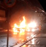 [Vídeo] Carro entra em chamas em Palmeira dos Índios