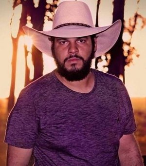 Cantor sertanejo morre carbonizado após colidir com poste