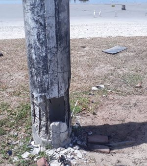 Em Maceió ,poste danificado na Orla do Jaraguá amedronta população