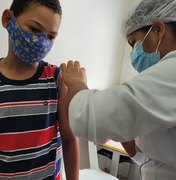 Crianças de cinco anos são vacinadas em São Luís do Quitunde