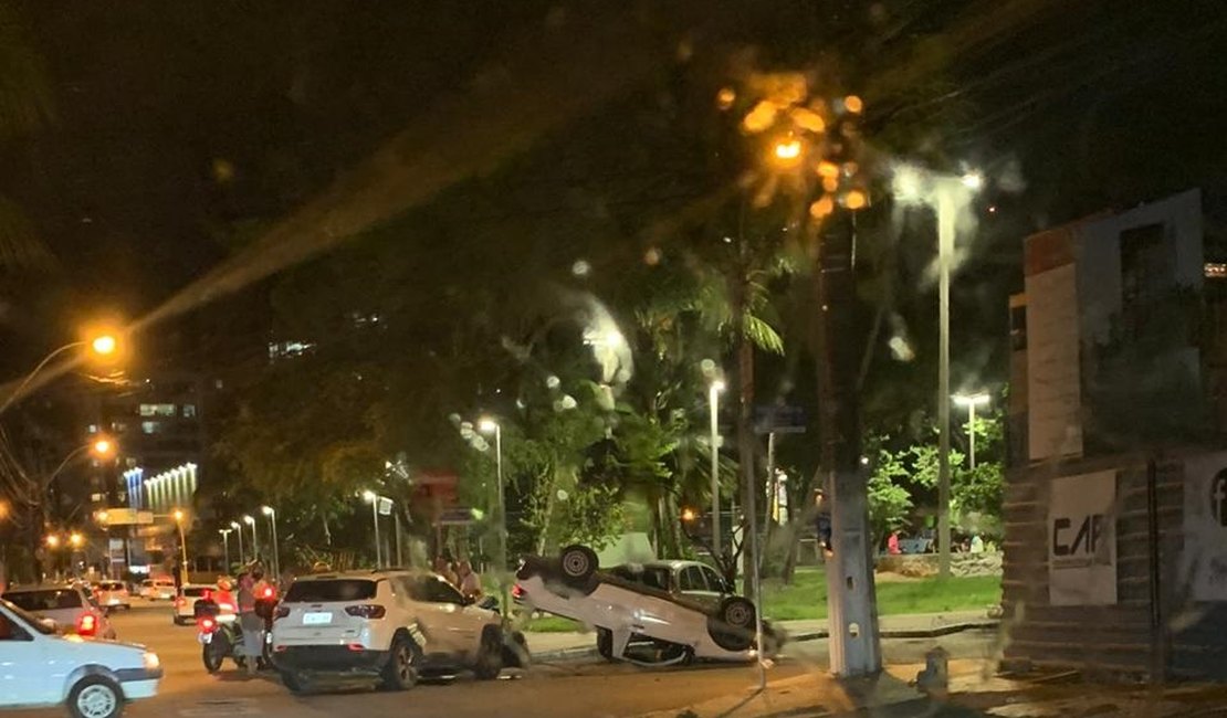 Após colisão, carro capota e deixa feridos na Praça do Skate, em Maceió