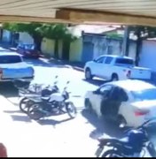 Menino de 12 anos pula de carro em movimento para fugir da polícia após roubar táxi