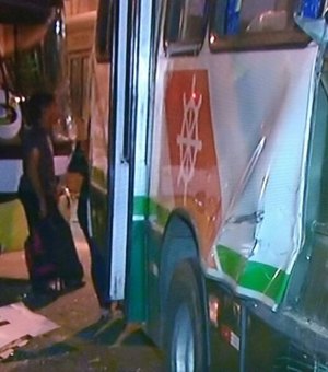 Acidente envolvendo dois ônibus deixa passageiros feridos no Centro de Maceió