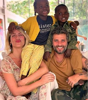 Gagliasso posta 1ª foto em família com Bless,Titi e Ewbank