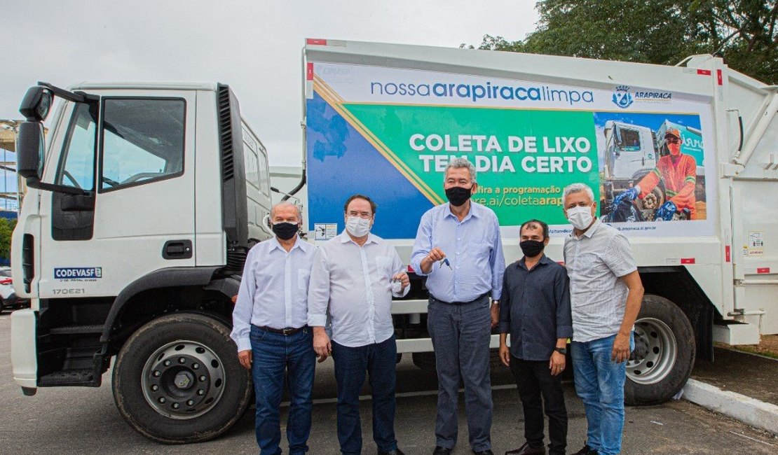 Luciano Barbosa recebe Paulão e comemoram a chegada de novos equipamentos para a limpeza urbana