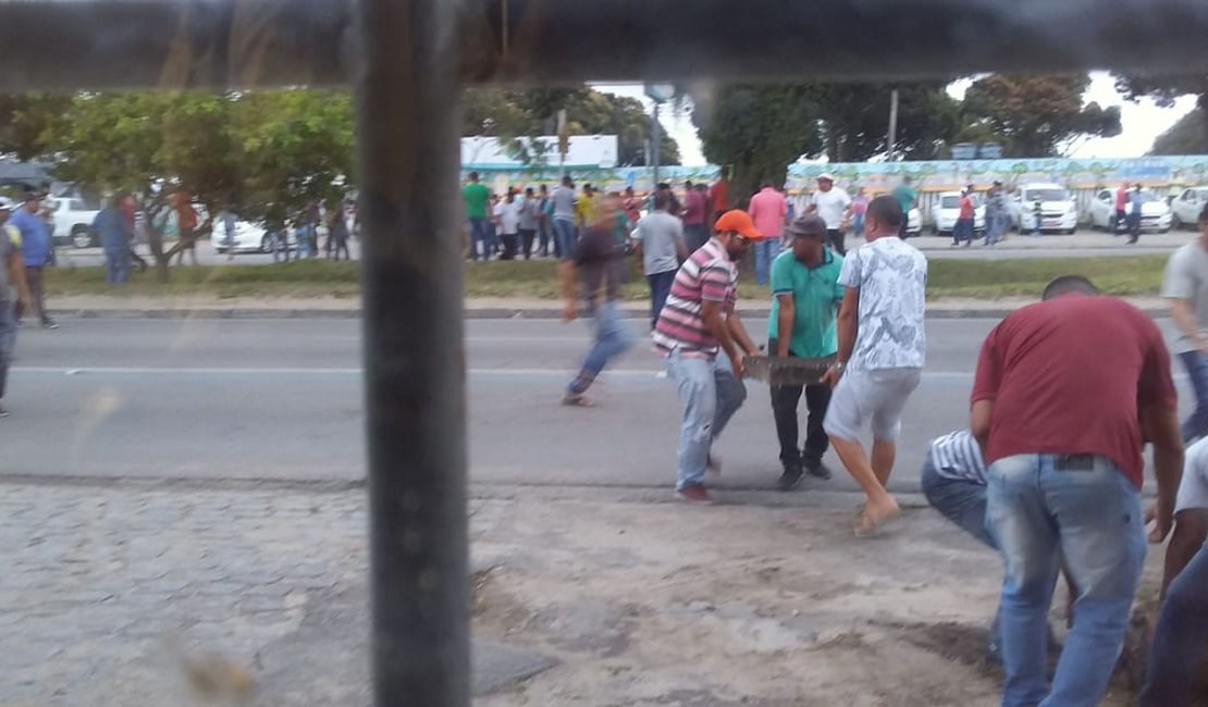 Taxistas e mototaxistas protestam contra apreensão de veículo em Maceió