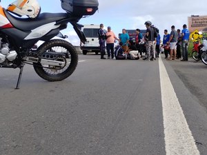 Acidente próximo ao trevo da Polícia Rodoviária em Arapiraca deixa motociclista ferido