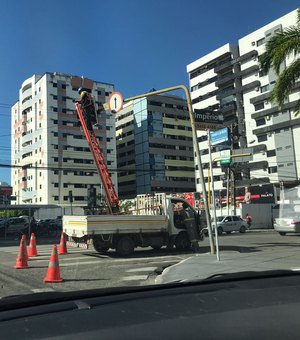 População reclama de semáforo apagado no bairro da Ponta Verde