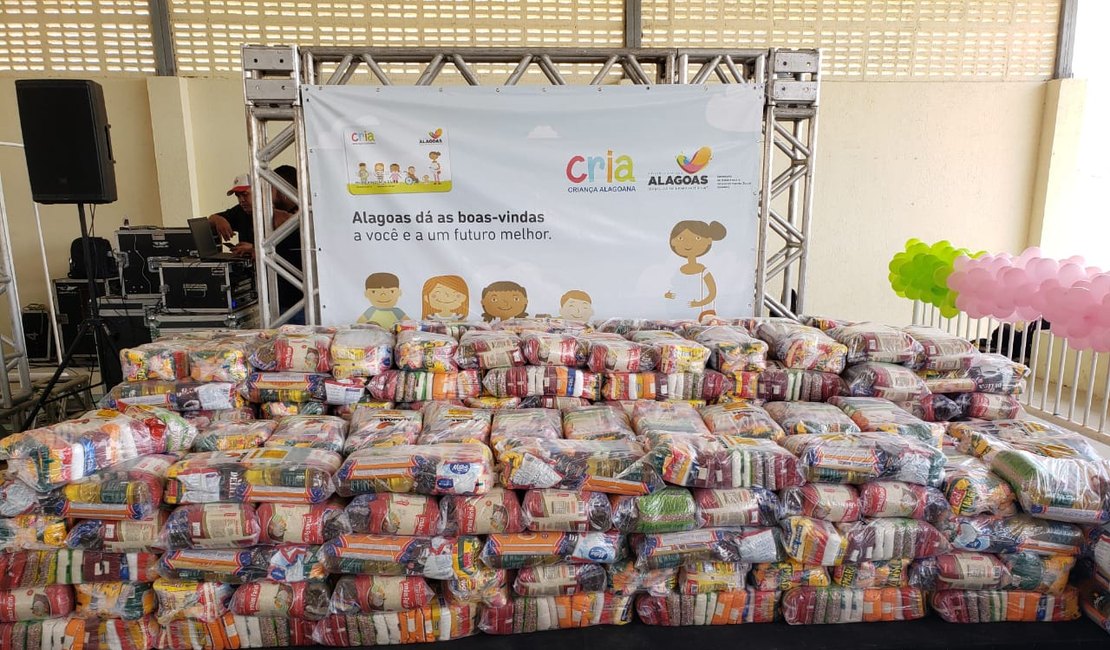 Prefeitura de Messias realiza ações que beneficiam famílias carentes no município; cartão CRIA e cestas básicas foram doadas