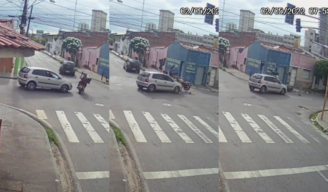 Câmera de segurança registra colisão entre carro e moto no Poço, em Maceió