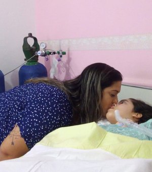 Menina com paralisia tem a vida ligada a tomadas e mãe vive angústia; 'Se faltar luz, minha filha morre'