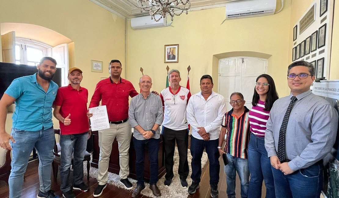 Diretoria do Sport Club Penedense destaca apoio do Prefeito Ronaldo Lopes ao time durante assinatura de convênio