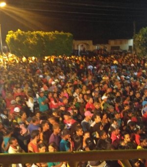Multidão lota praça durante comício e reafirma apoio a candidatura de Erasminho