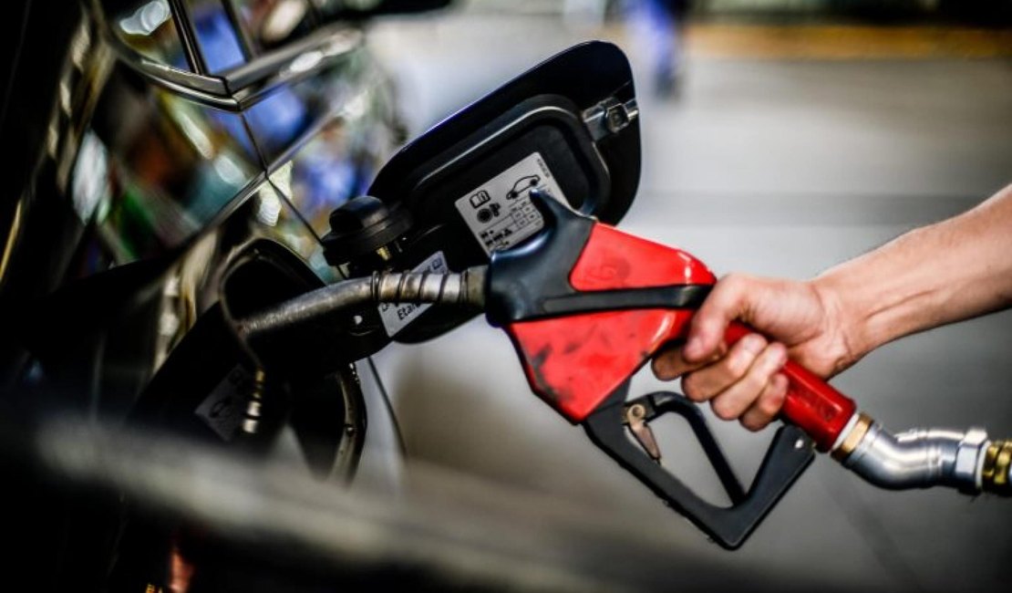 Gasolina tem preço médio de R$5,48 em Maceió