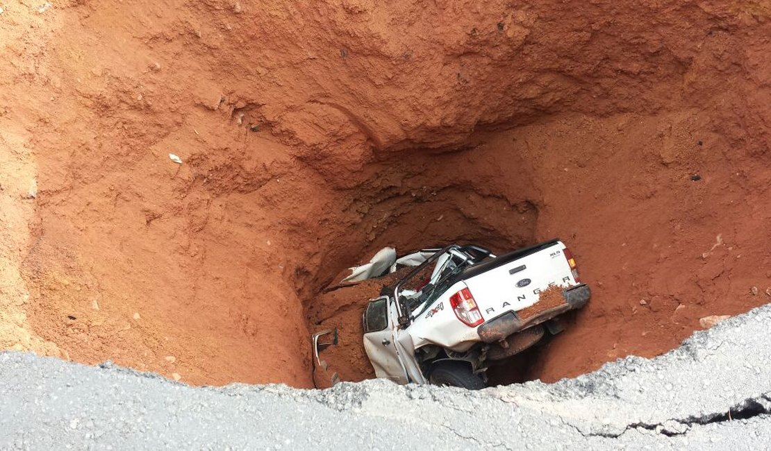 [Vídeo] Caminhonete com dois ocupantes cai em profundo buraco que se abriu em rodovia