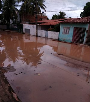Esgoto prejudica moradores e invade rio da APA Costa dos Corais de Maragogi