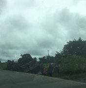 Caminhão cai em vala e tomba na BR 316, em Pilar