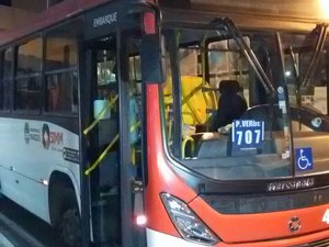 Menores são apreendidos com arma de fogo após assalto a transporte coletivo