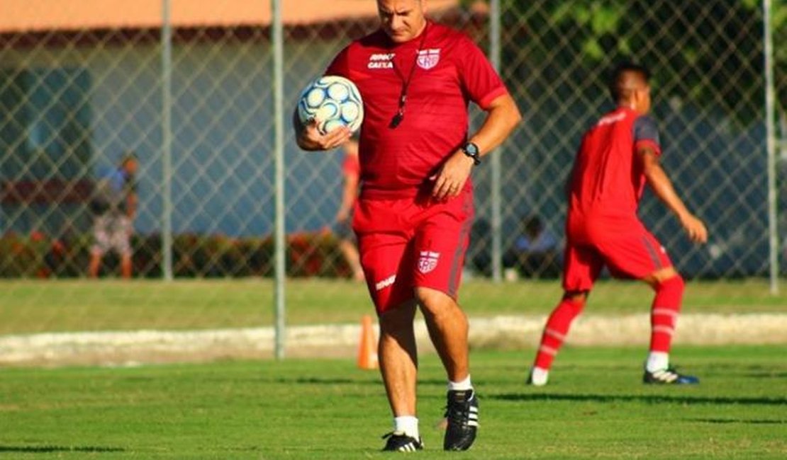 Doriva planeja mudanças no time do CRB para duelo fora de casa contra o Brasil de Pelotas-RS