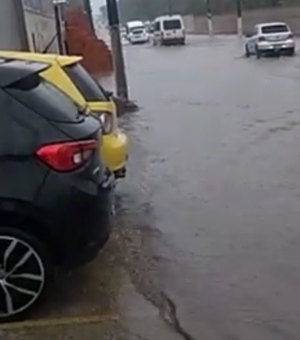 Chuva alaga Avenida de bairro em Arapiraca