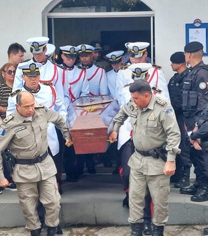 Policiais militares, familiares e amigos se despedem do tenente Taveira