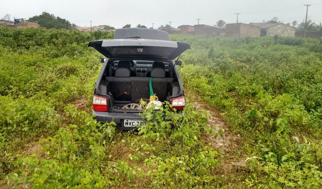 Carro roubado é encontrado parcialmente depenado em matagal