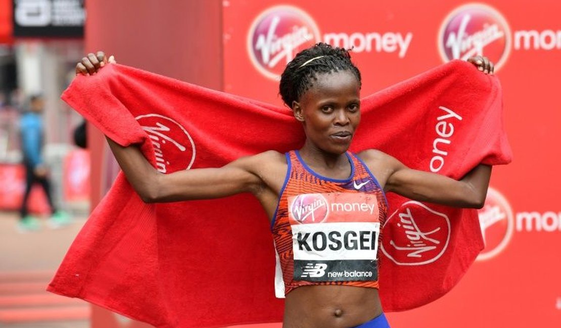 Queniana Brigid Kosgei bate recorde mundial na maratona de Chicago