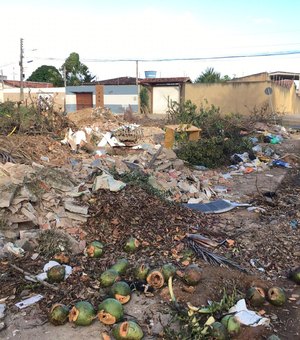 [Vídeo] Descarte irregular de lixo causa transtorno no bairro Santa Esmeralda, em Arapiraca