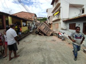 Após tentativa falha, previsão para retirada de caçamba tombada é para esta segunda (4)