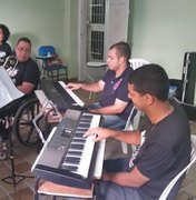 Projeto Sons do Silêncio ensina surdos a tocar instrumentos musicais