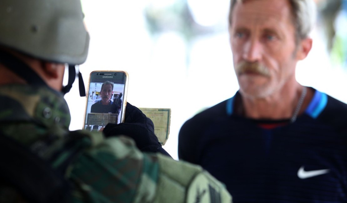 Militares fotografam moradores de favelas do Rio e de seus documentos