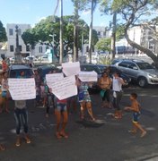 Esposas de presos protestam em frente à Assembleia e cobram direito de visitas