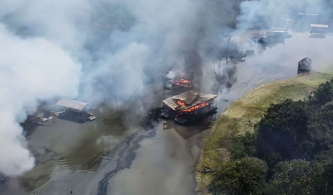 PF queima 302 balsas de garimpo no Rio Madeira, no Amazonas