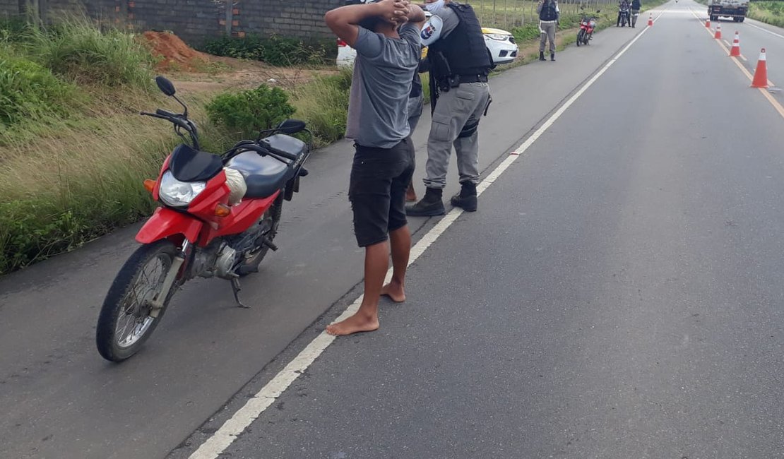 Motociclista inabilitado e sem capacete tenta fugir da polícia mas é