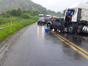 Colisão entre caminhonete e carreta deixa um morto em Joaquim Gomes