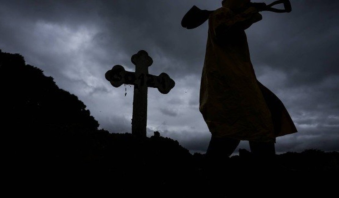 Sepultador do Cemitério do Caju enterrou a própria mãe, um filho e a ex-mulher