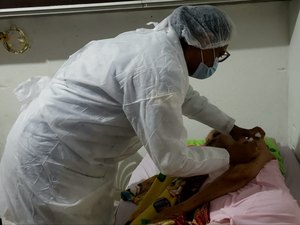 Maceió já vacinou quase 100% de idosos acamados com 1ª dose