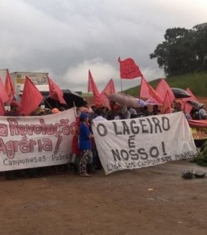 Integrantes da Liga dos Camponeses encerram protesto e liberam pista na BR-101