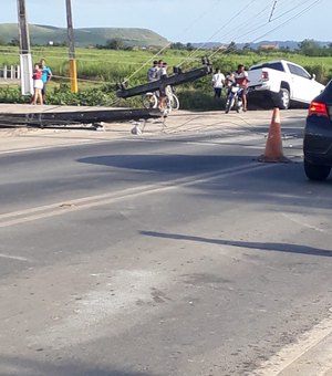 Homem perde o controle de veículo e colide em poste em São Luís