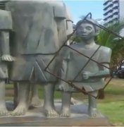 Estátua de Lula criança aparece 'presa' em monumento em Recife