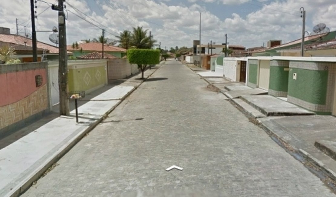 Homens invadem casa e levam moto, celulares e dinheiro