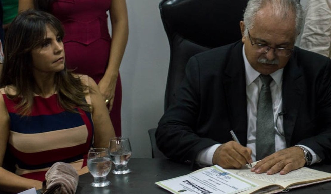Teófilo diminui em 40% o número de cargos comissionados na Prefeitura Municipal de Arapiraca
