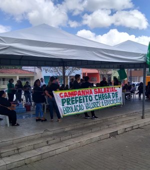 Professores de Viçosa fazem ato contra salários atrasados e pedem reajuste