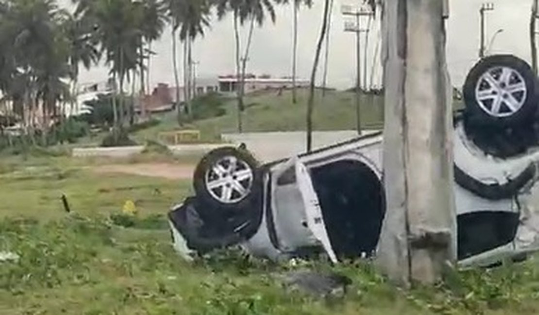 [Vídeo] Carro capota após bater em poste atravessado na pista na Av. Assis Chateaubriand