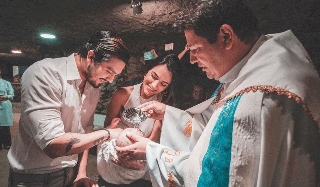 Luan Santana e Jade Magalhães batizam afilhada: 'Prontos pra te guiar'