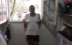 Rosana precisa fazer dez faxinas de R$ 60 para conseguir pagar o aluguel do quarto onde mora, na zona sul de São Paulo