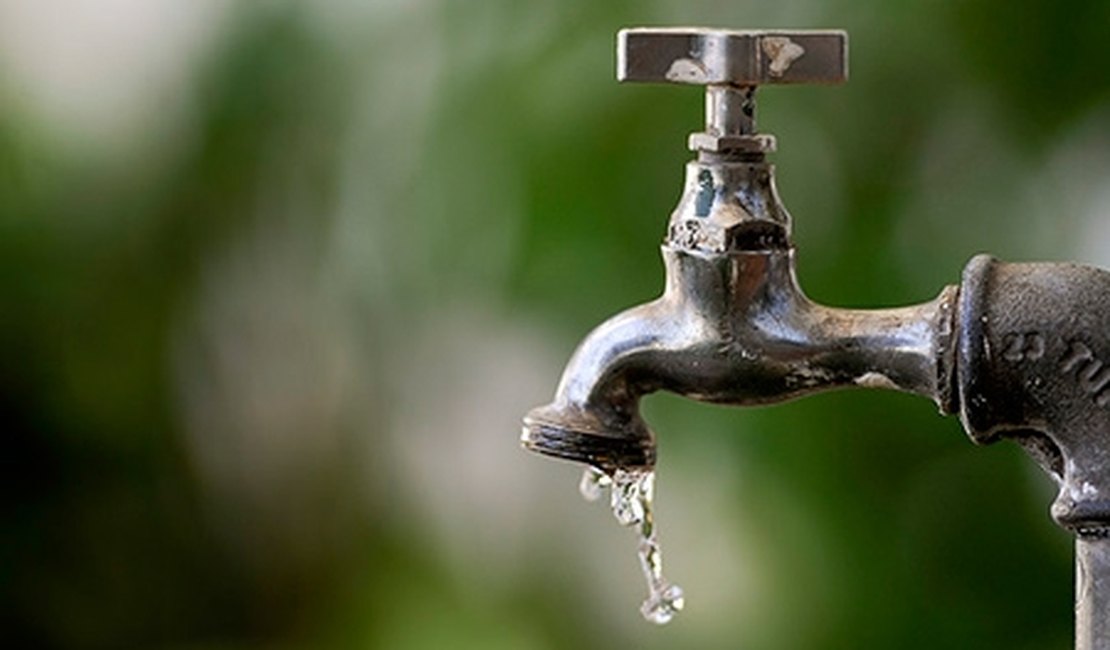 Vazamento em adutora afeta abastecimento de água em dois bairros de Maceió