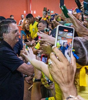 Jair Bolsonaro chega à Maceió em meio à recepção calorosa de apoiadores