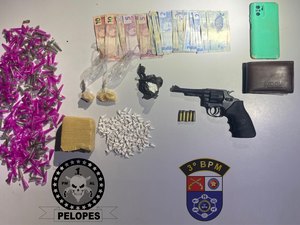 Polícia apreende grande quantidade de drogas e arma de fogo no centro de Arapiraca