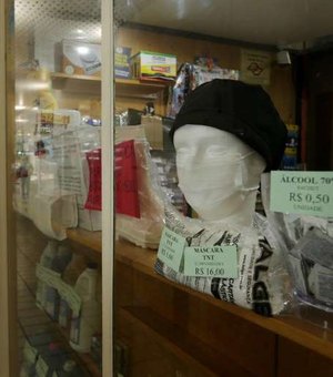 Maceioenses recorrem às lojas de material hospitalar em busca de máscara 